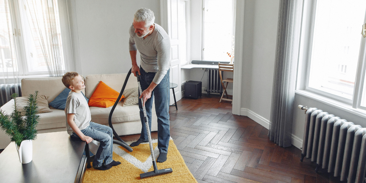 Organizar una limpieza divertida en familia