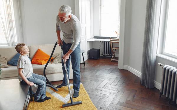 Organizar una limpieza divertida en familia