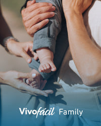 Ayuda para padres primerizos manos sosteniendo los pies de un bebé