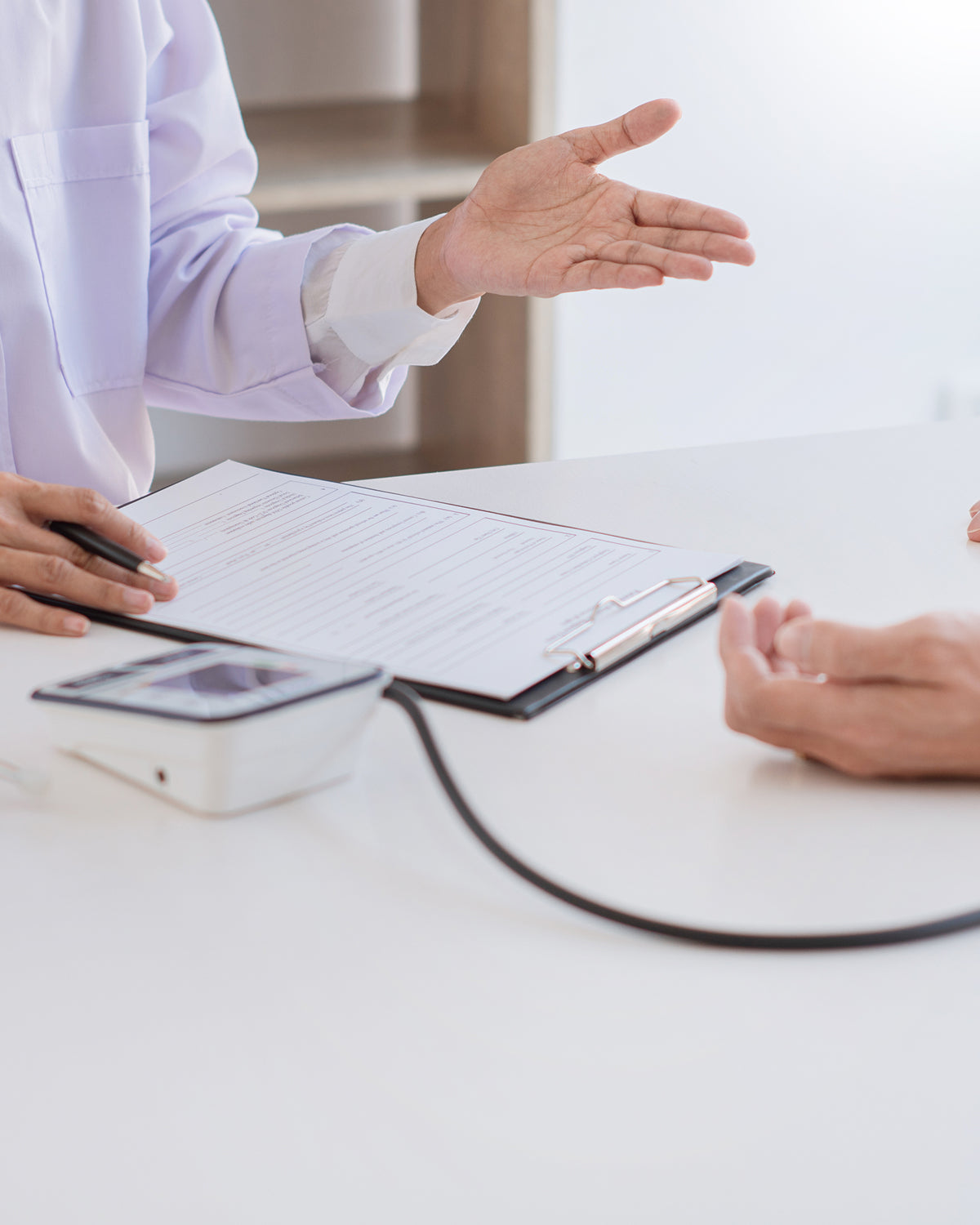  Médico general visitando al paciente en su domicilio con atención personalizada
