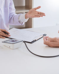  Médico general visitando al paciente en su domicilio con atención personalizada
