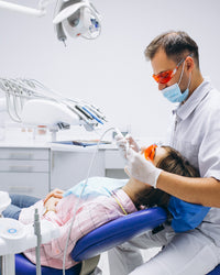 Tratamientos dentales con descuentos y atención profesional personalizada
