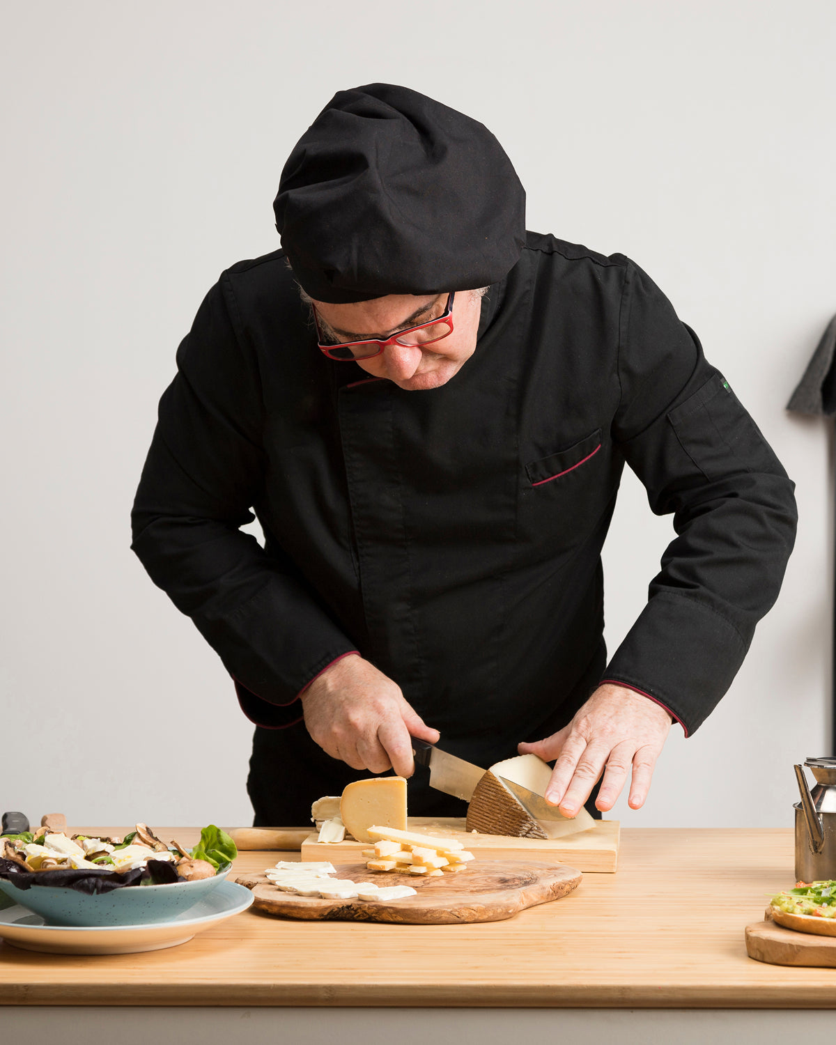 Cocinero a domicilio especializado en comida española preparando comida casera personalizada Vivofácil
