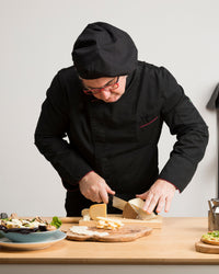 Cocinero a domicilio especializado en comida española preparando comida casera personalizada Vivofácil
