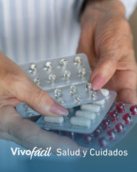 Seguimiento de la medicación manos sosteniendo blísteres de pastillas