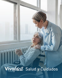 Acompañamiento a personas dependientes cuidadora junto a mujer en silla de ruedas