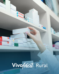 Gestión de recetas y farmacia profesional recogiendo medicamentos en estantería