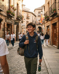 Estudiante internacional paseando sonriente por una calle histórica de España - servicio Tu hijo como en casa de Vivofácil