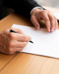 Firma de herencia ante notario tras asesoría legal personalizada
