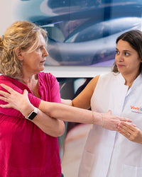 Fisioterapeuta realizando un tratamiento personalizado de rehabilitación