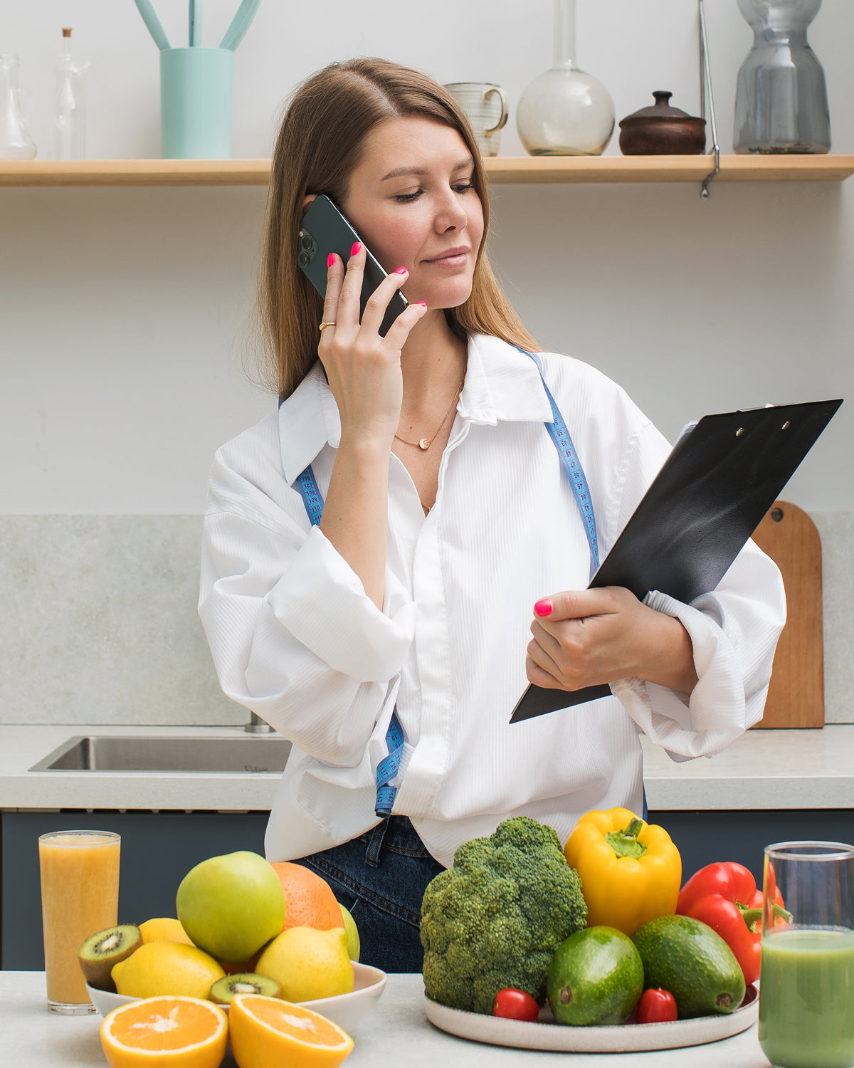Nutricionista resolviendo dudas sobre alimentación saludable por teléfono
