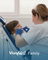Revision odontologica pediatrica profesional atendiendo a un nino en consulta