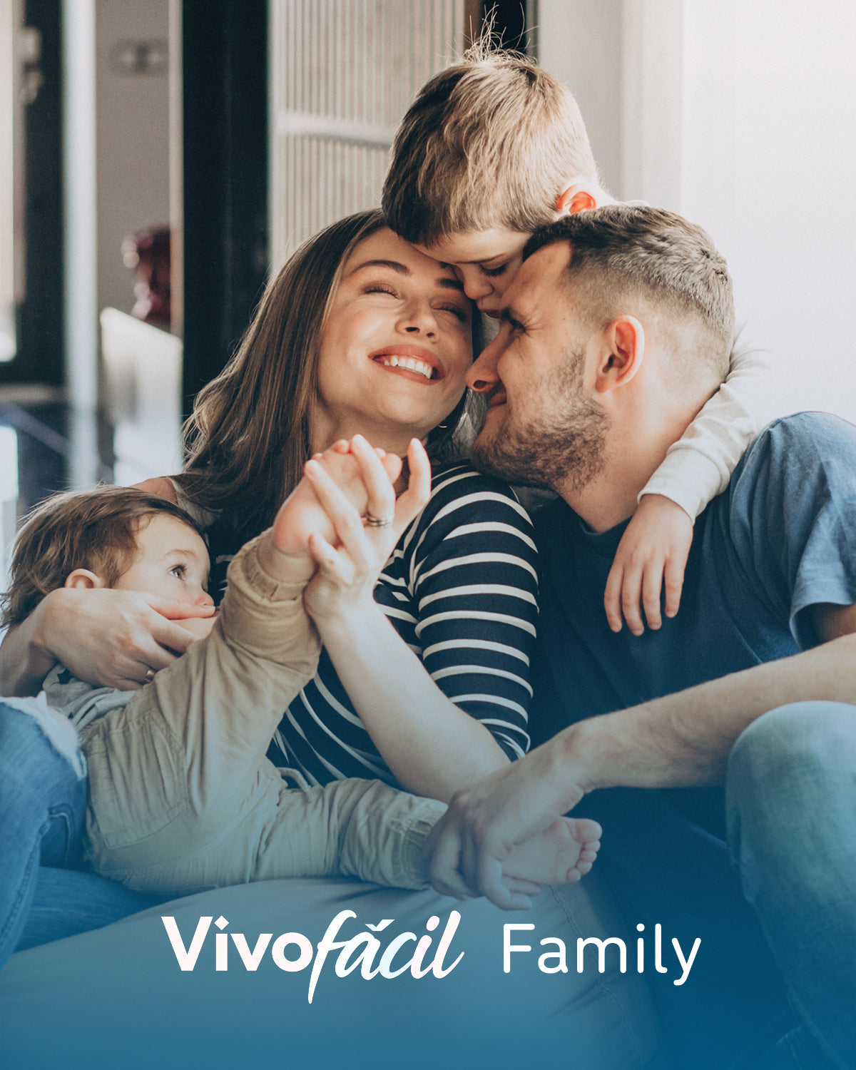 Servicios para la familia en casa padres e hijos abrazados Vivofácil Family