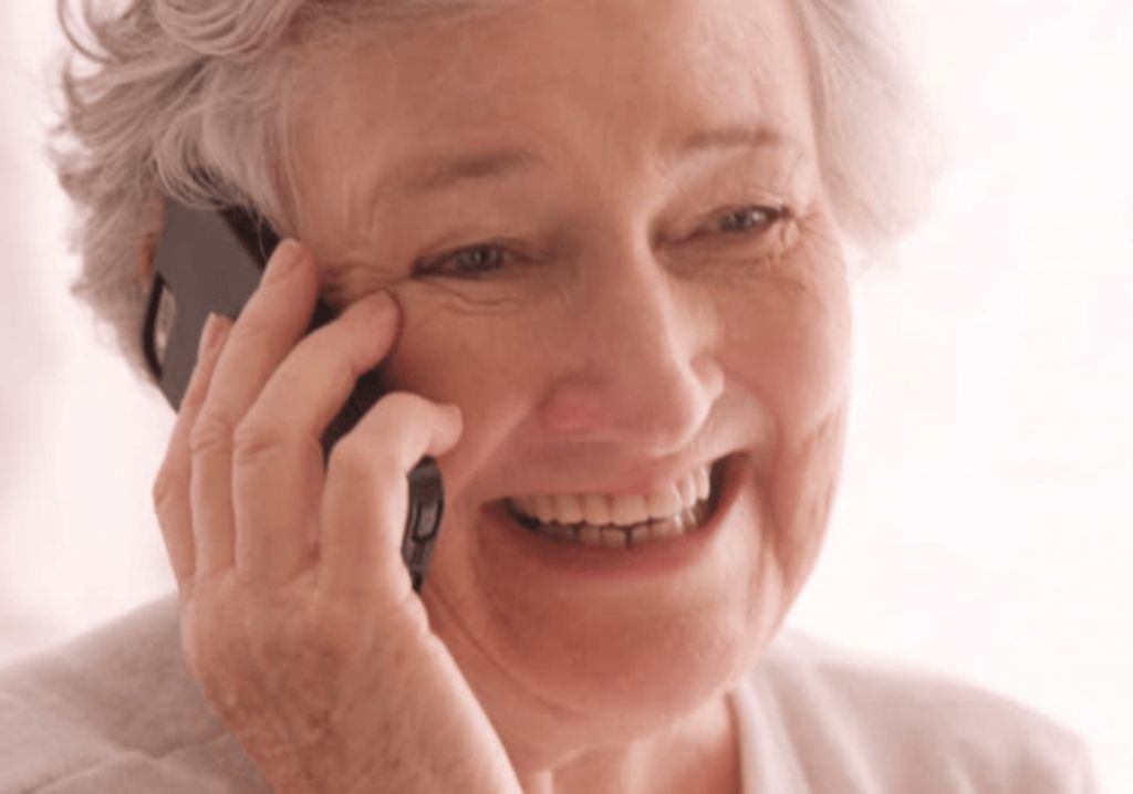 El programa ‘Ilumina una vida’ de Alares atiende más de 15.000 llamadas de personas mayores que viven solas