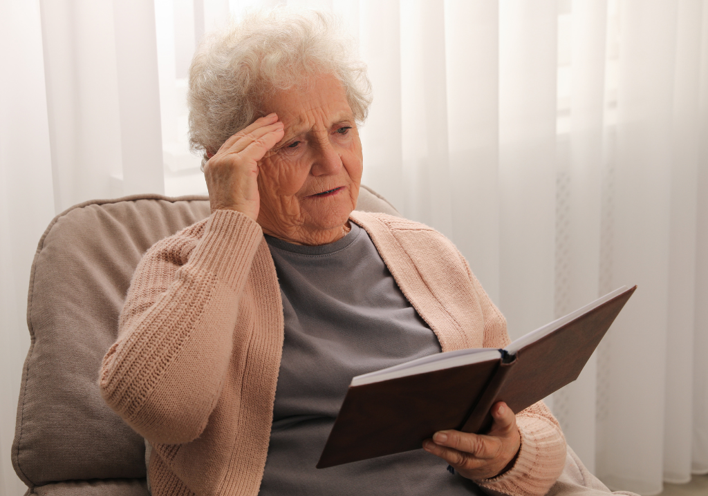¿Cuáles son las causas del aislamiento social en personas mayores?